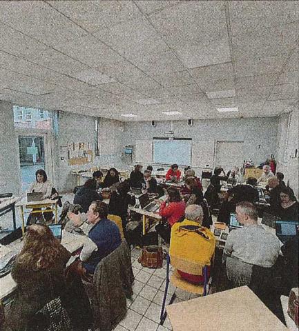 Par petits groupes, les participants ont travaillé autour de l'IA