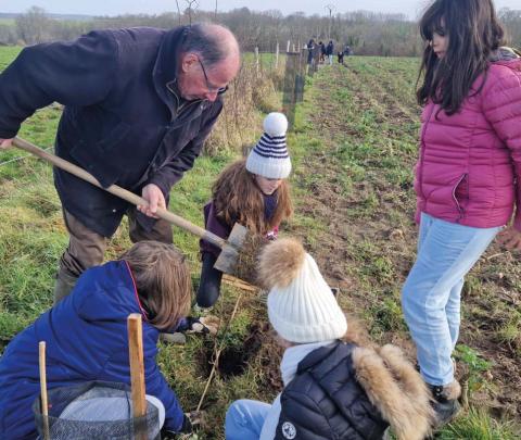 Les tâches les plus dures, pour faire les trous, sont confiées aux adultes qui accompagnent les enfants