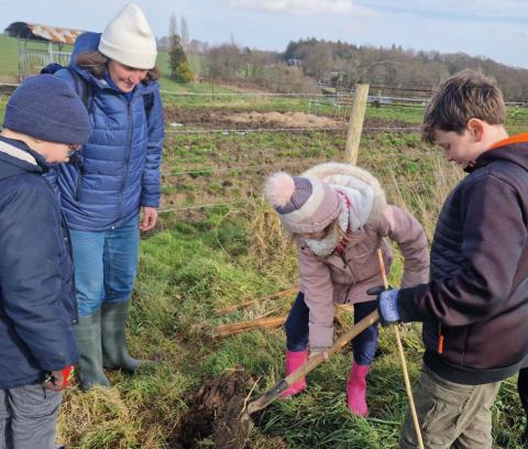 Delphine Rambure, la maîtresse de la classe de CM1/CM2v, participe à la plantation avec ses élèves.
